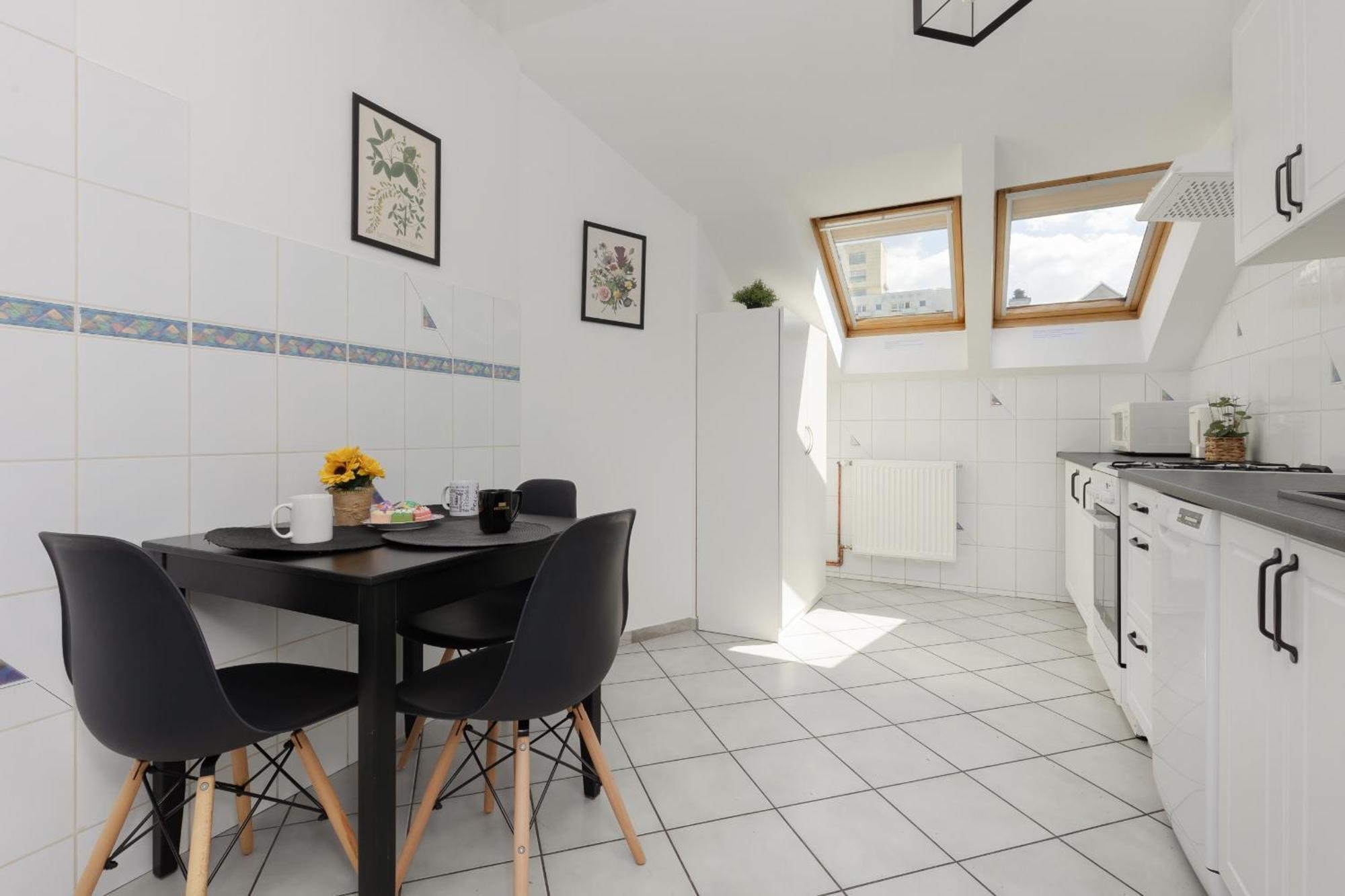 Апартаменти Family In With 3 Bedrooms & Ac Near Metro Stoklosy By Renters Варшава