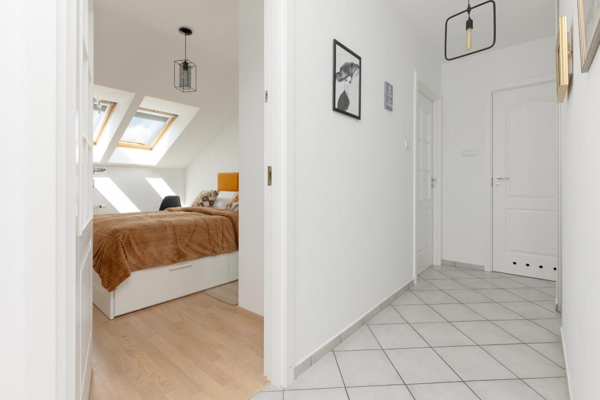 Family In With 3 Bedrooms & Ac Near Metro Stoklosy By Renters Leilighet